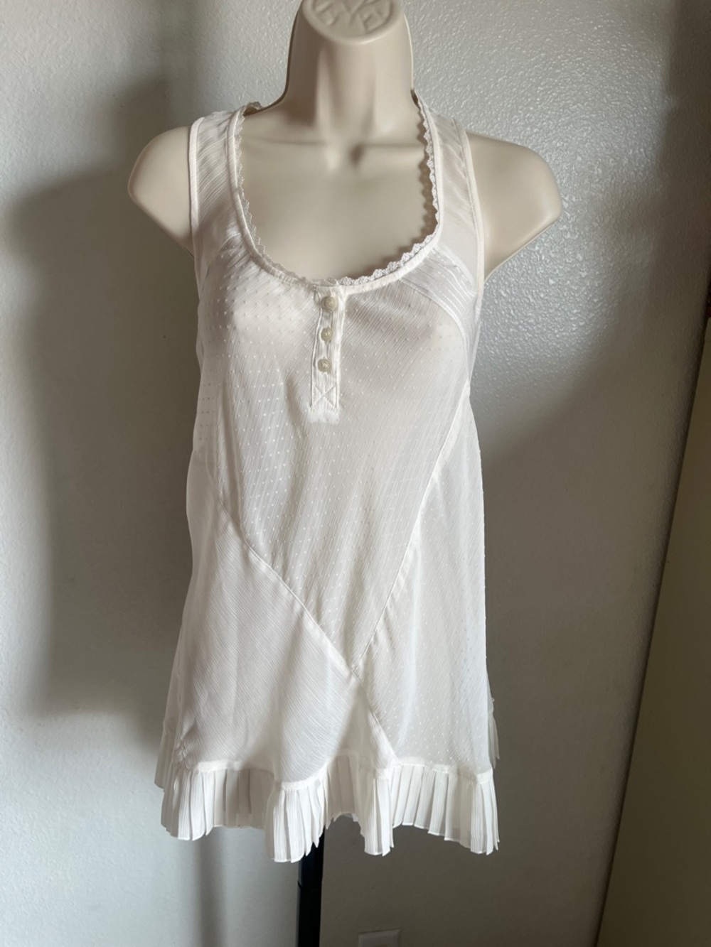 Guess White Sleeveless Pleated-Hem Tank Top